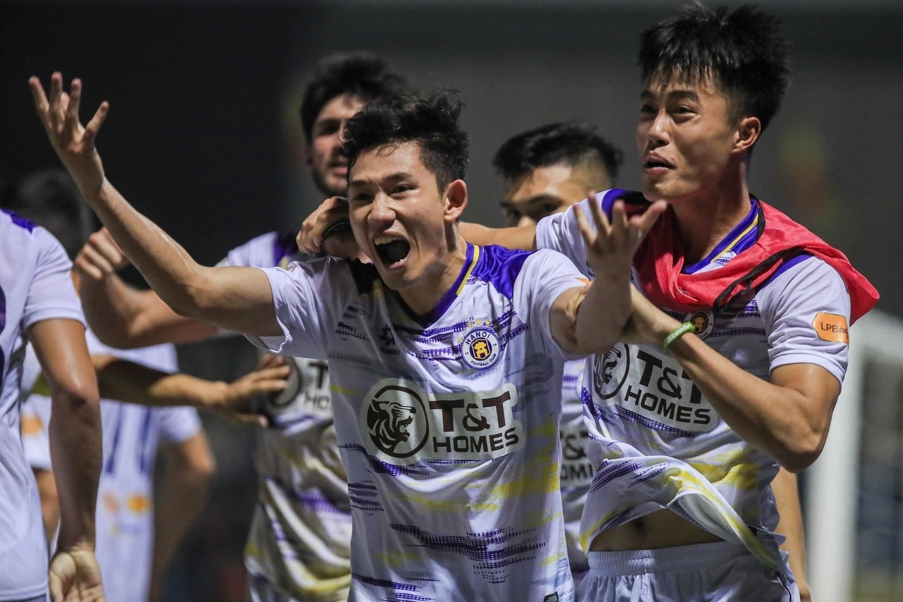 Hà Nội FC thoát thua Thanh Hóa nhờ bàn gỡ của Hai Long ở phút 96