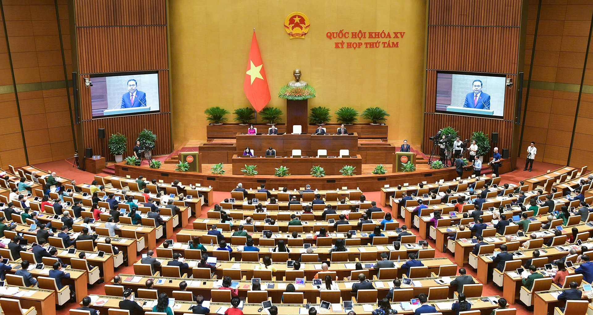 Quốc hội thảo luận về kinh tế - xã hội, Luật Việc làm sửa đổi, Luật Nhà giáo.