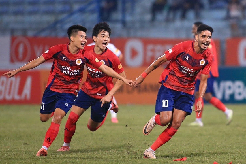 HLV Polking trổ tài, CAHN chiếm ngôi đầu bảng V-League