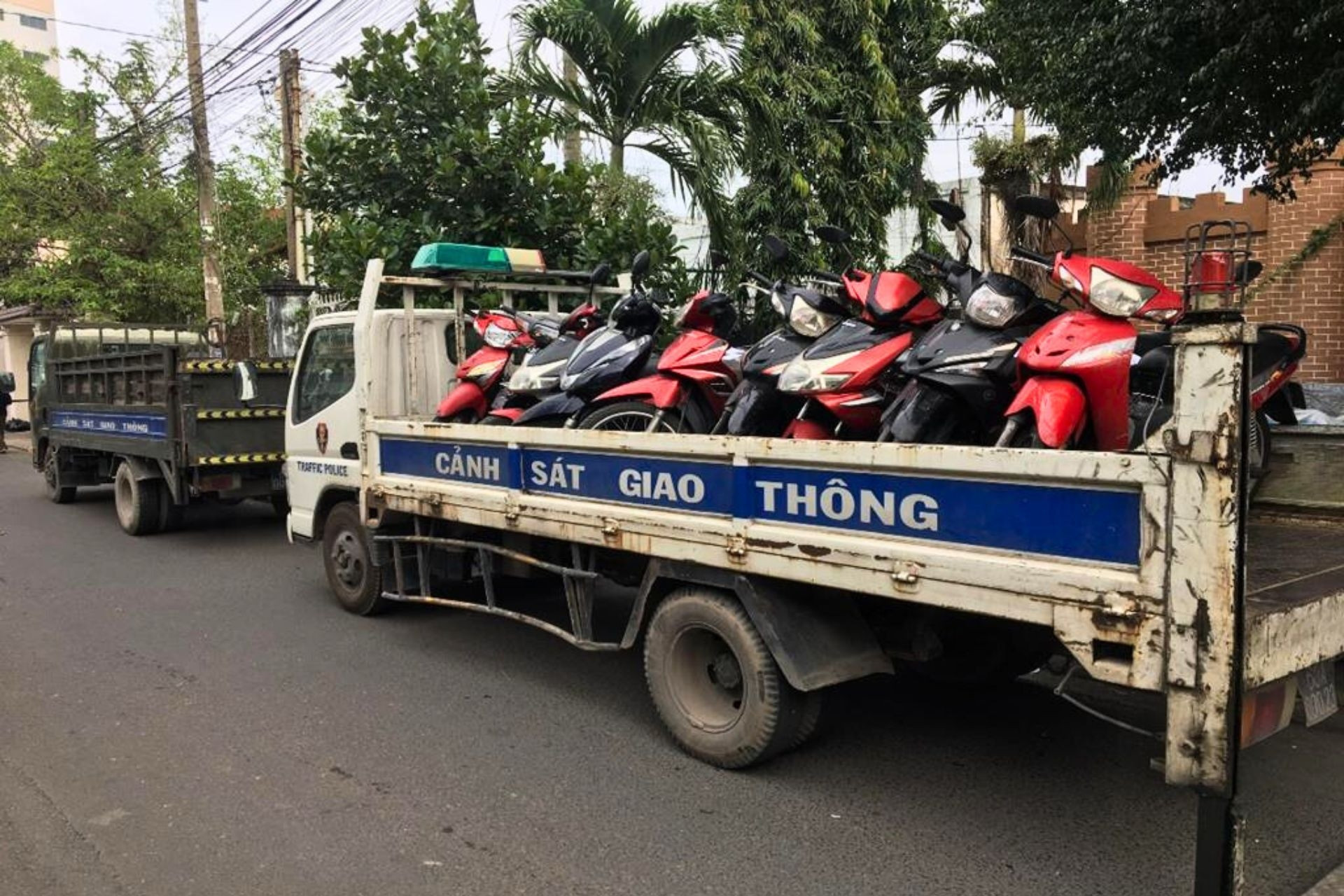 Cảnh sát ghi hình nhiều học sinh lái xe trên 50cc, lập biên bản cả phụ huynh