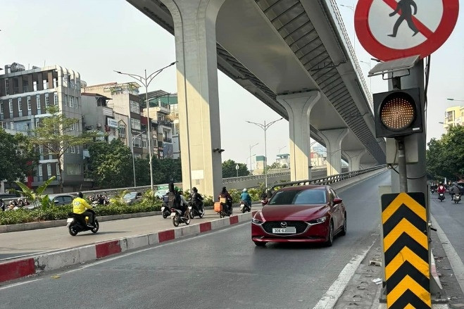 Cảnh sát xác minh ô tô đi ngược chiều vành đai 2 ở Hà Nội