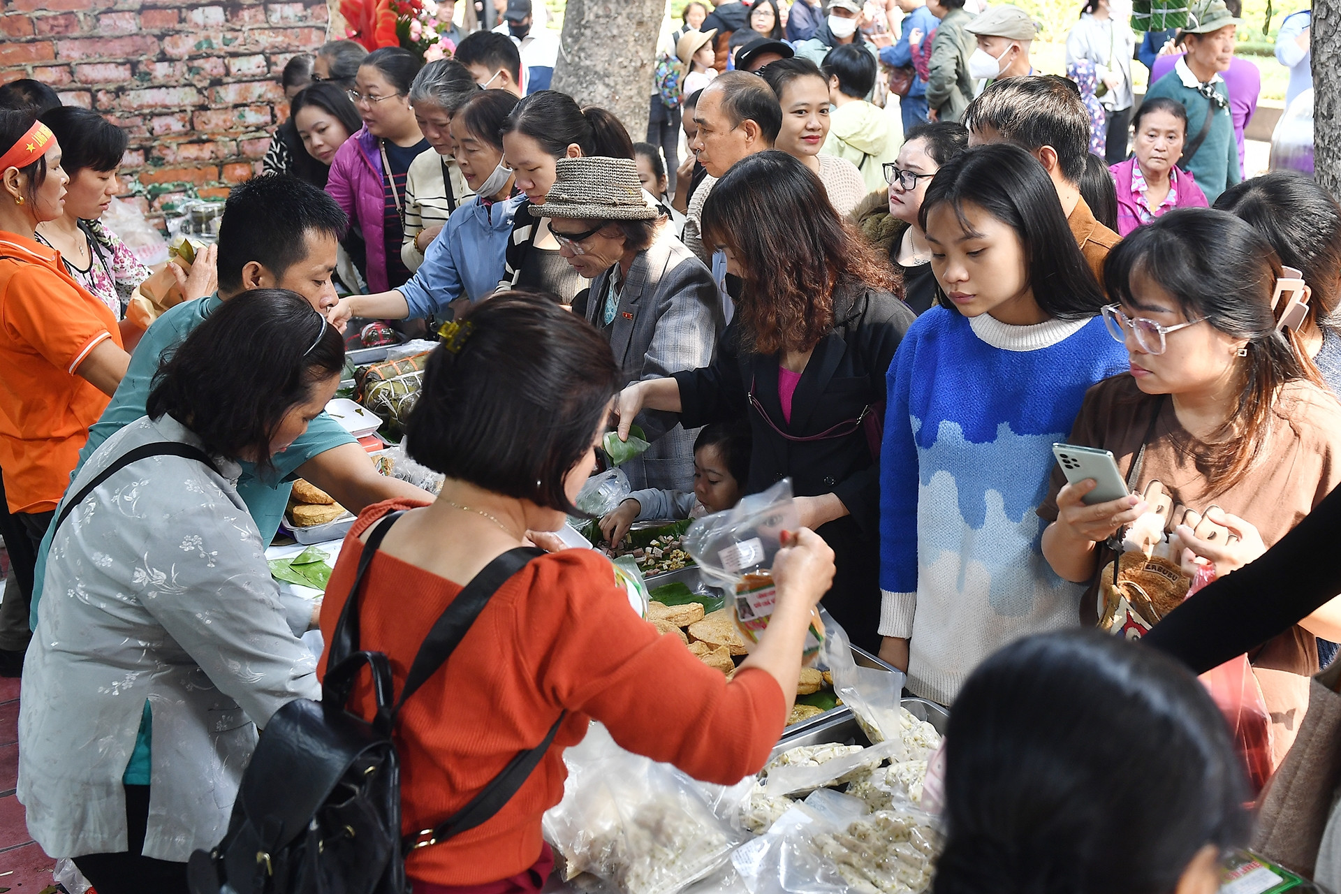 Khách chen chật cứng, người bán không ngơi tay trong lễ hội ẩm thực ở Hà Nội