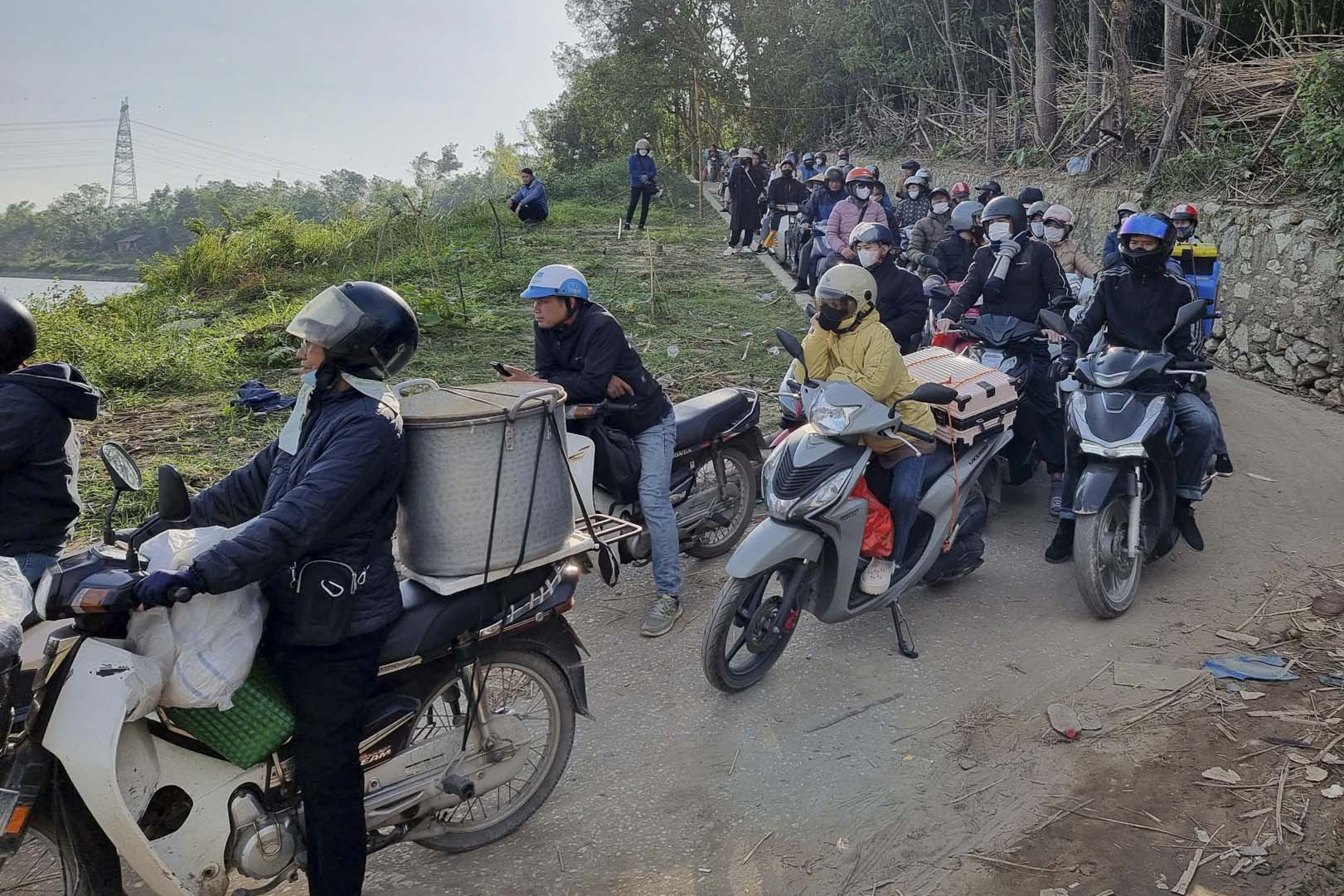 Người dân Bắc Ninh chật vật đi qua đò khi cầu Hồ sửa chữa