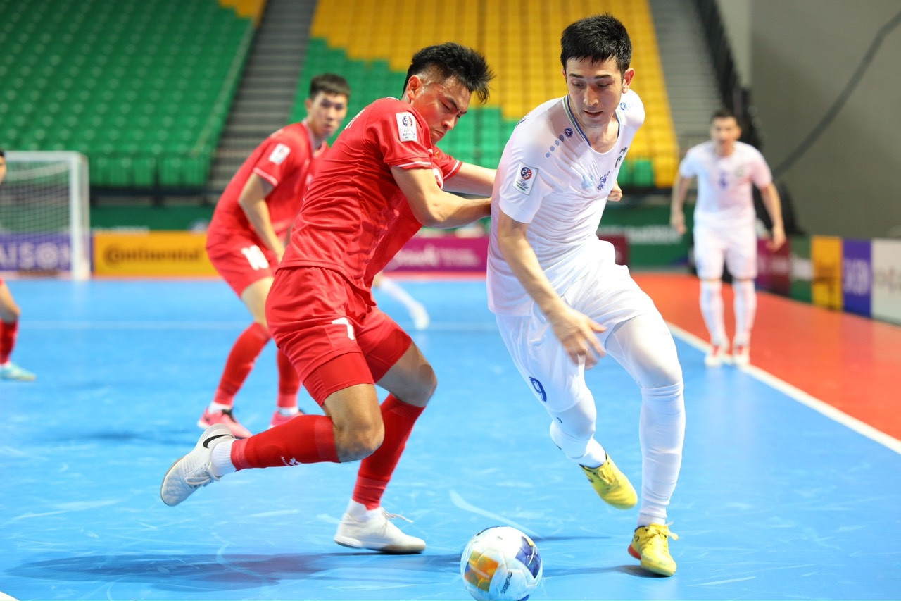 Lịch thi đấu bóng đá hôm nay 4/11: Đá muộn NHA, ĐT futsal Việt Nam xuất trận