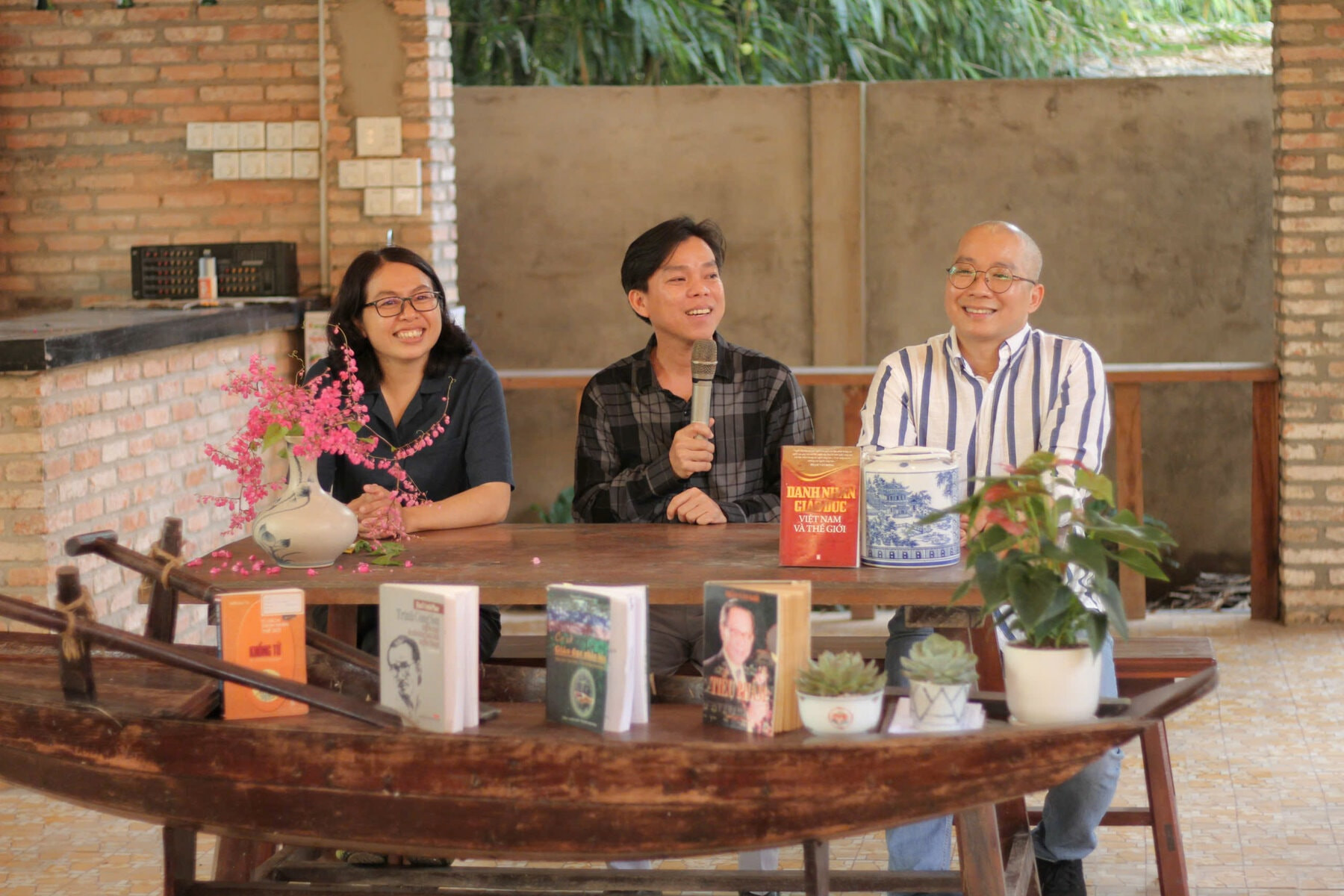 Anh cham sach 2 a (1).jpg