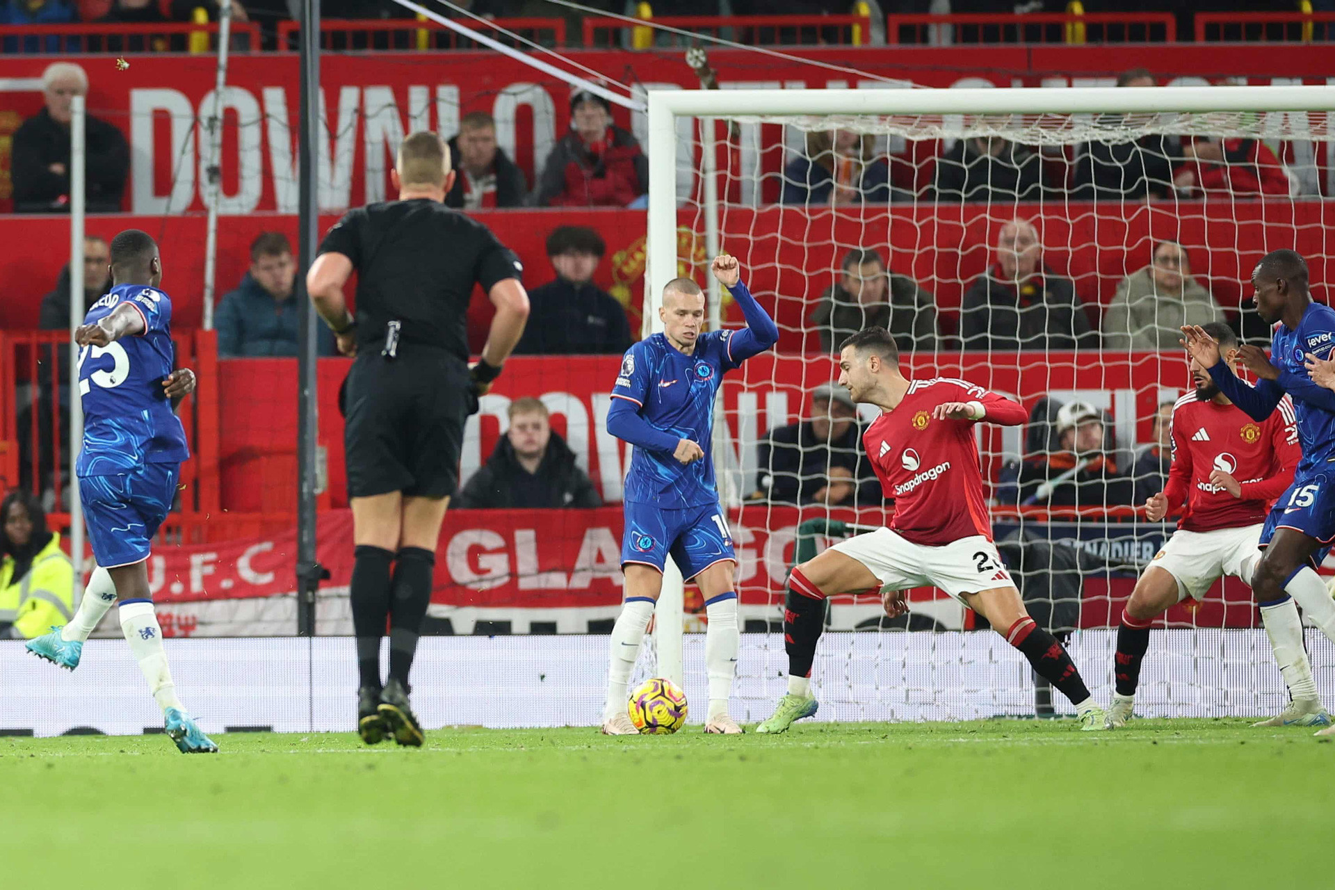 Caicedo MU Chelsea. EPA