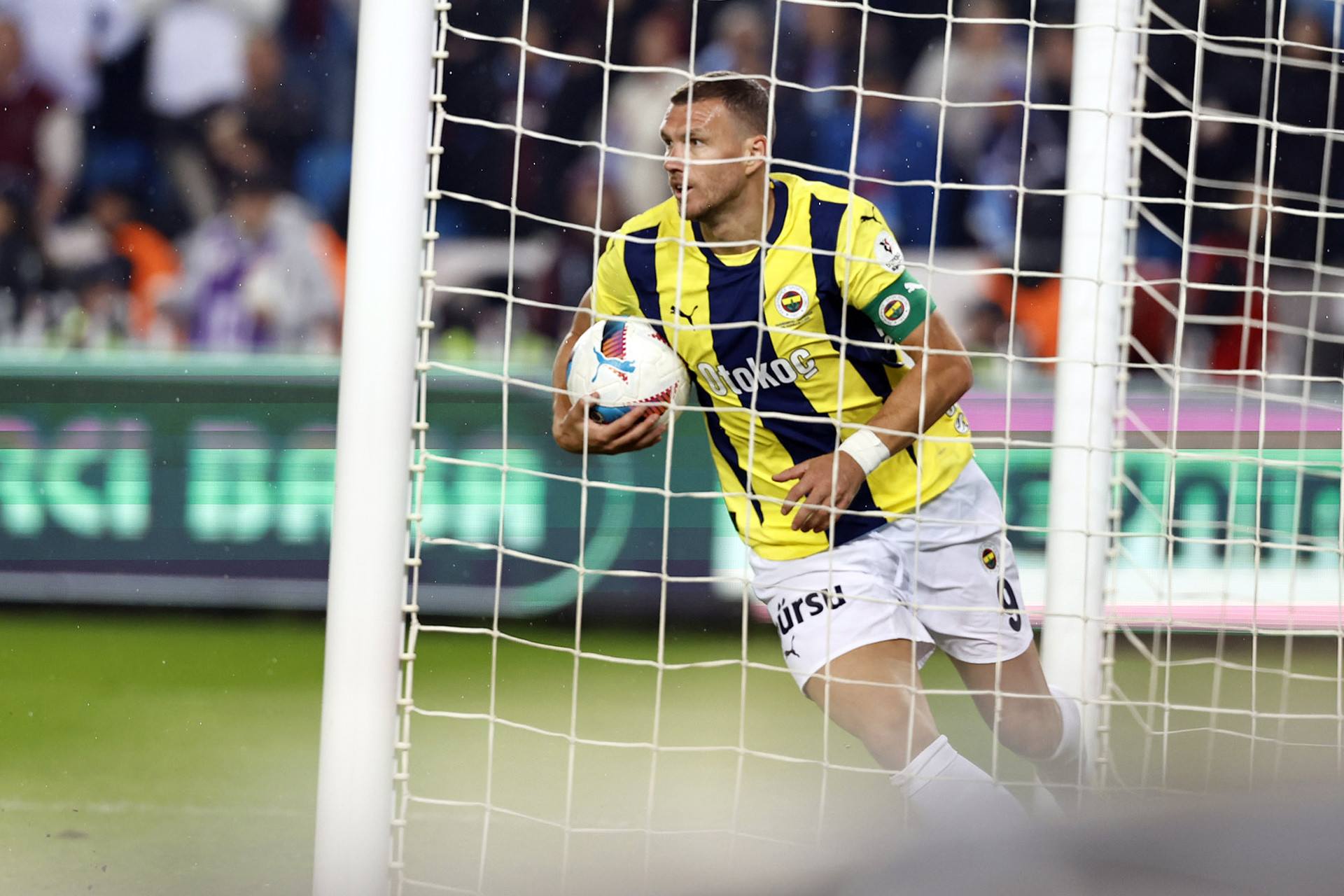 Dzeko Trabzonspor Fenerbahce.jpg