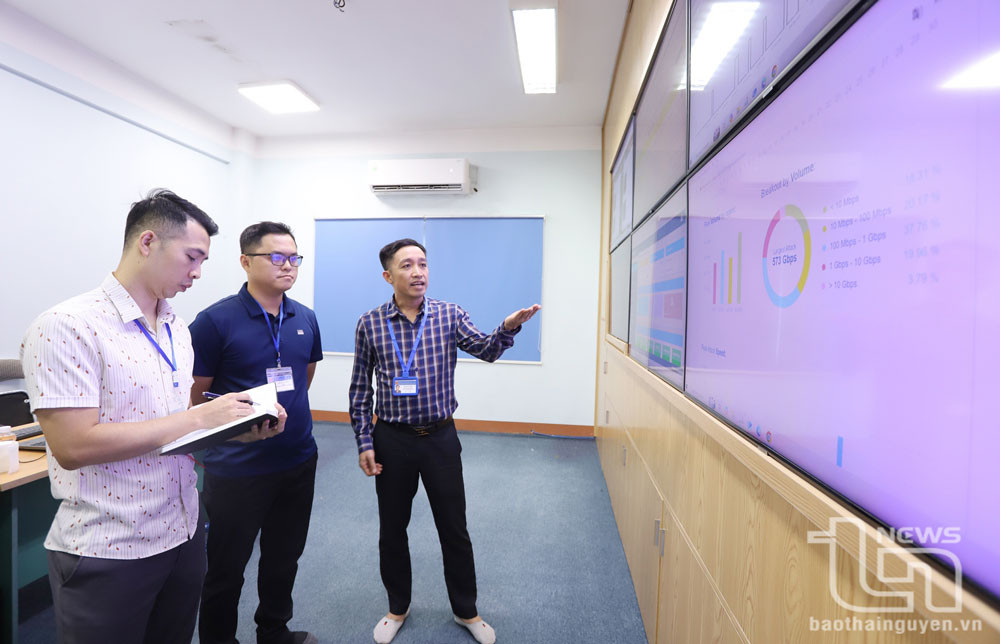 Nhân viên Trung tâm Công nghệ thông tin (Sở Thông tin và Truyền thông) kiểm soát hệ thống bảo mật của tỉnh để bảo đảm hoạt động cho các hệ thống dịch vụ công trực tuyến trên địa bàn tỉnh.