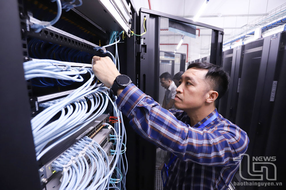 Nhân viên Trung tâm Công nghệ thông tin (Sở Thông tin và Truyền thông) kiểm tra, bảo dưỡng hệ thống mạng chuyên dùng&nbsp;cho hoạt động của các hệ thống dịch vụ công trực tuyến trên địa bàn tỉnh.