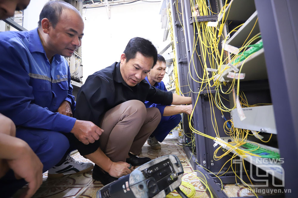 Nhân viên Viễn thông Phú Lương (VNPT Thái Nguyên) kiểm tra, bảo dưỡng hạ tầng&nbsp;Internet cáp quang băng thông rộng phục vụ nhu cầu phát triển kinh tế - xã hội của địa phương.
