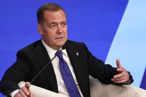 Ông Medvedev 'không đánh giá cao' bà Harris