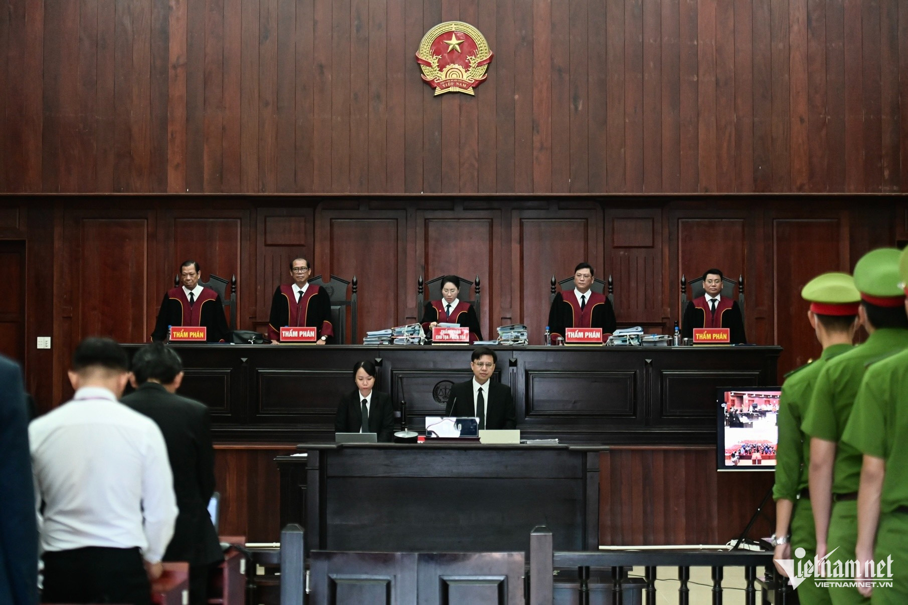 W-Chu toa phien toa Van Thinh Phat.jpg