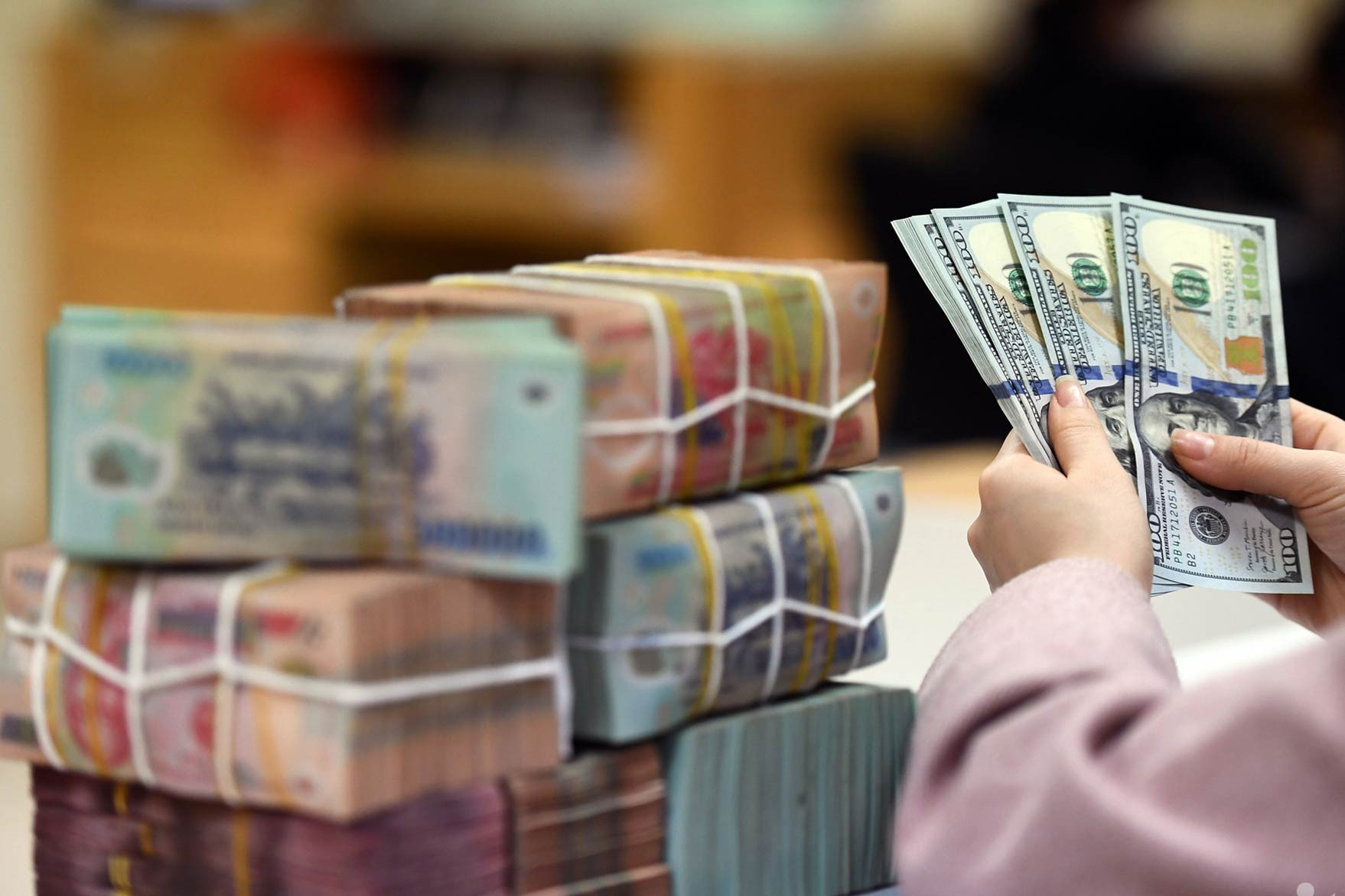Giá USD ngân hàng diễn biến trái chiều