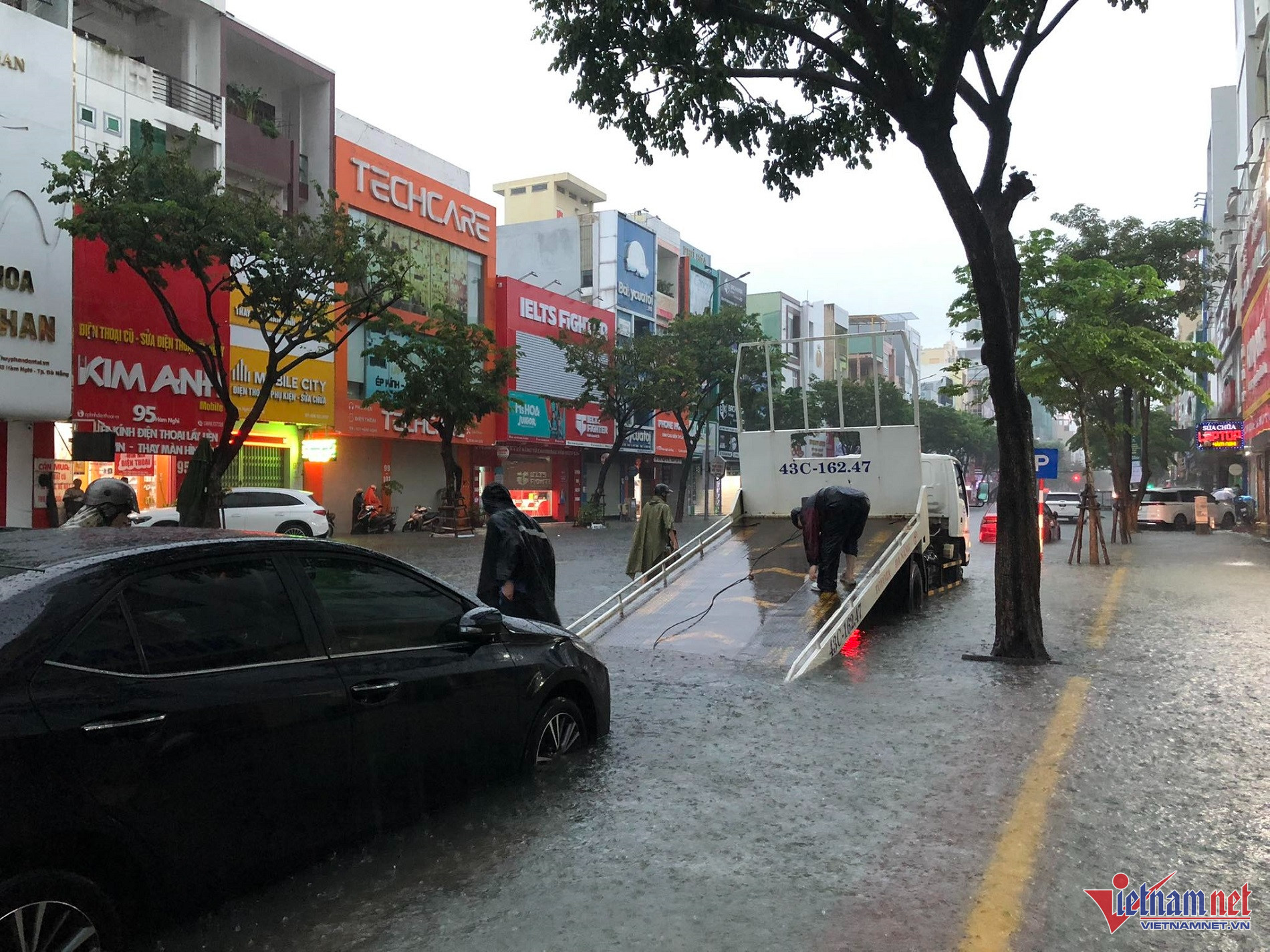 W-n.jpg
Do nước ngập sâu, nhiều phương tiện bị chết máy. Ảnh Diệu Thùy.jpg