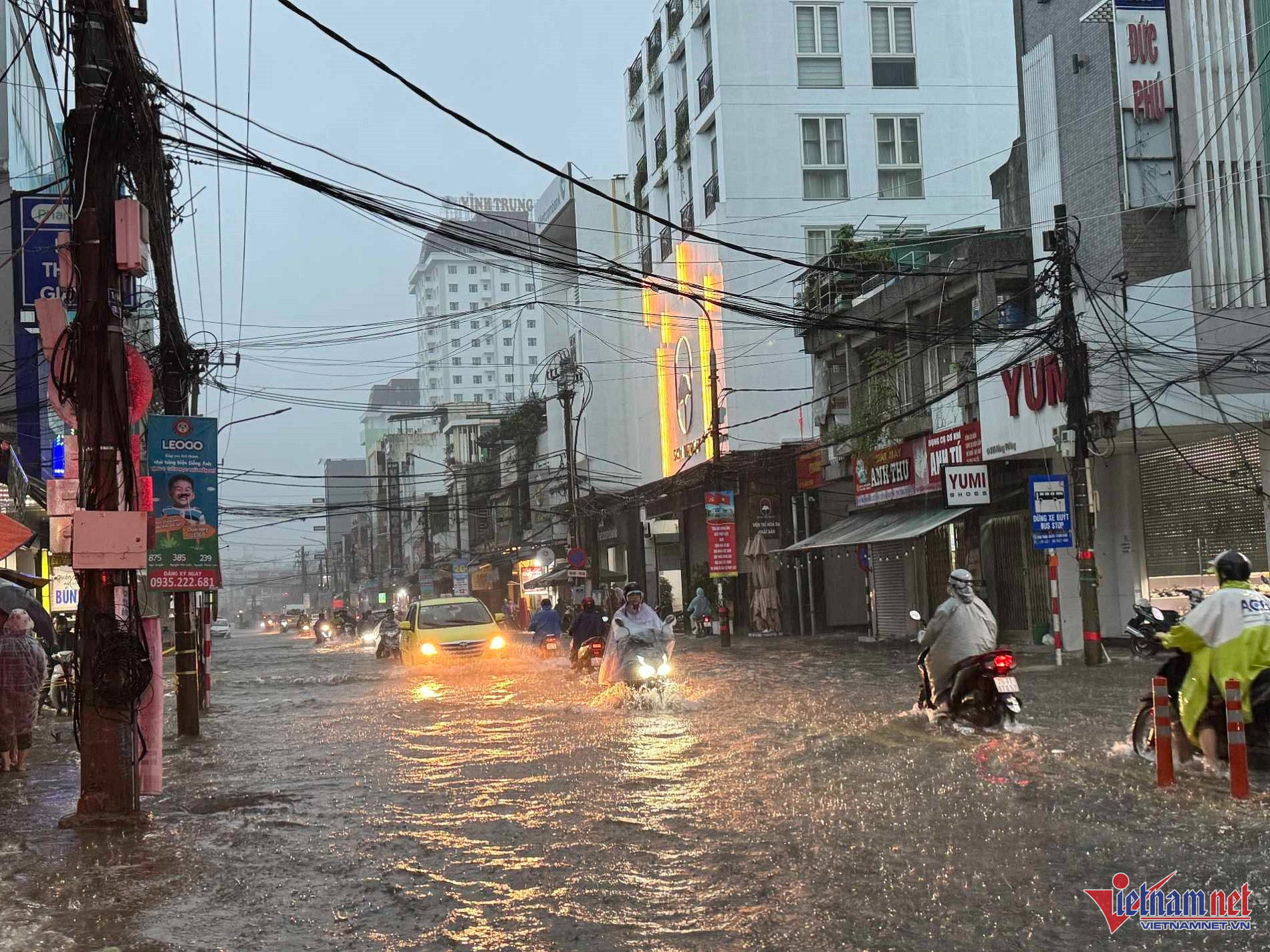 W-n.jpg
Đường Hùng Vương lúc 7h. Ảnh Hồ Giáp.jpg