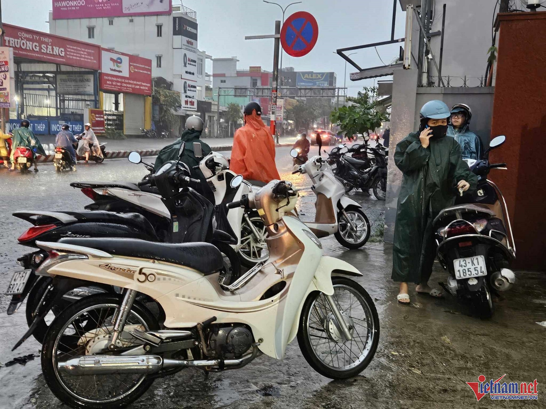 W-n.jpg
Khu vực trước bến xe Trung tâm TP Đà Nẵng ngập sâu, khiến xe máy bị chết máy. Nhiều người phải quay đầu tìm đường đi khác để tránh ngập. Ảnh Hồ Giáp.jpg