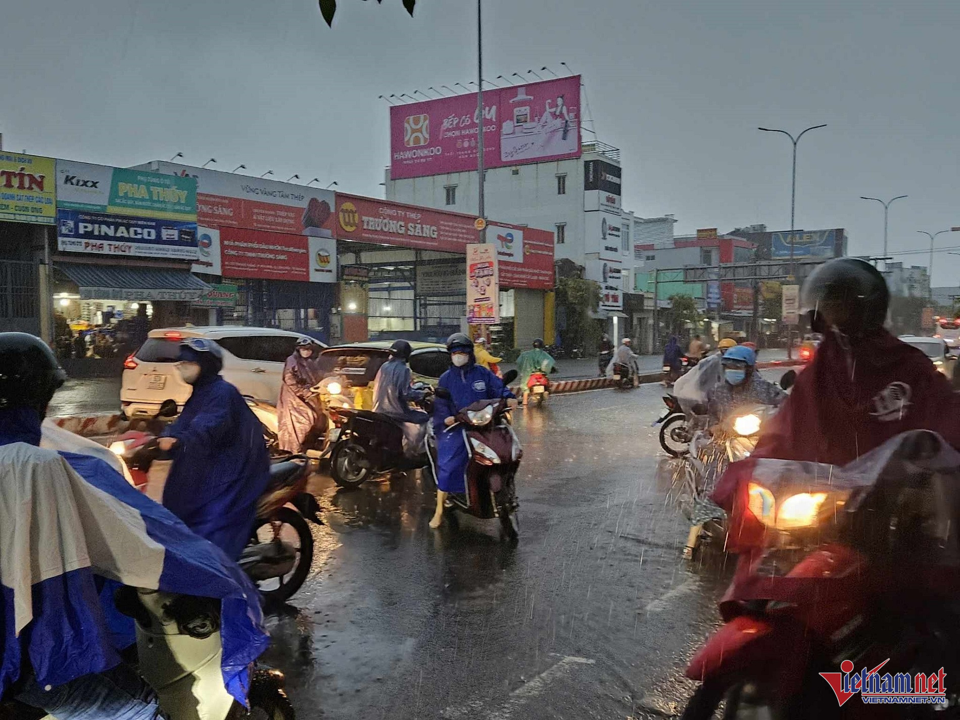 W-n.jpg
Khu vực trước bến xe Trung tâm TP Đà Nẵng ngập sâu, khiến xe máy bị chết máy. Nhiều người phải quay đầu tìm đường đi khác để tránh ngập. Ảnh Hồ Giáp.jpg