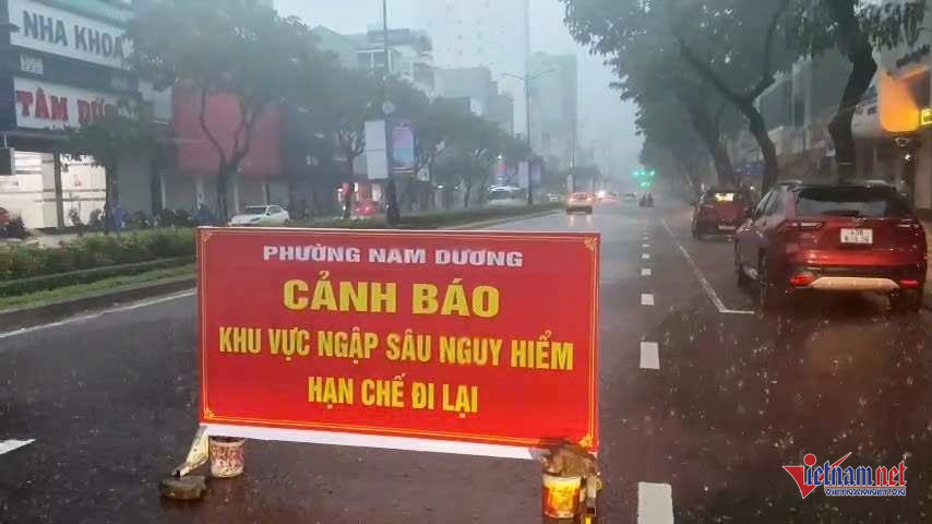 W-n.jpg
Phường Nam Dương cảnh báo để người dân hạn chế đi lại. Ảnh Hồ Giáp.jpg