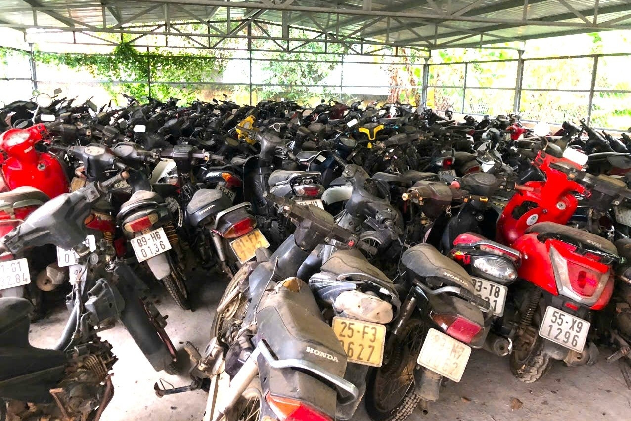 Hàng trăm xe máy bị 'bỏ quên' tại trụ sở công an huyện