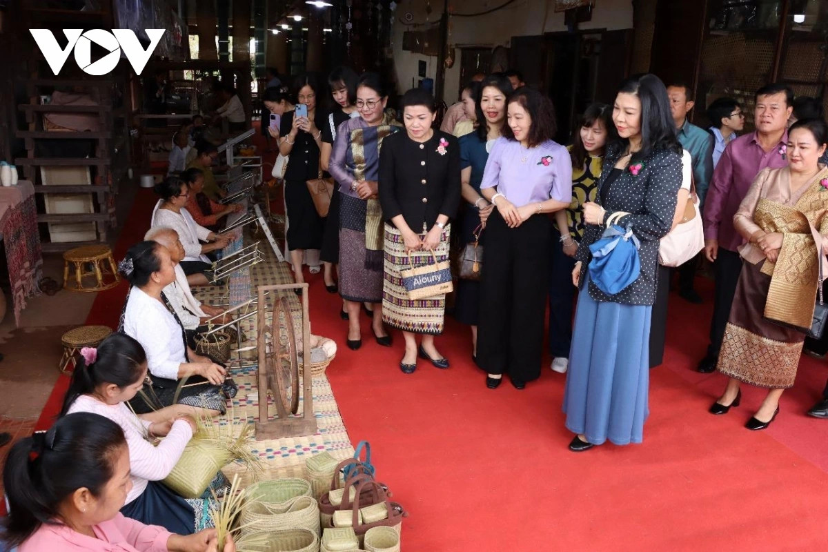 phu nhan tong bi thu tham du hoi thao det may truyen thong asean lan thu 9 tai lao hinh anh 4