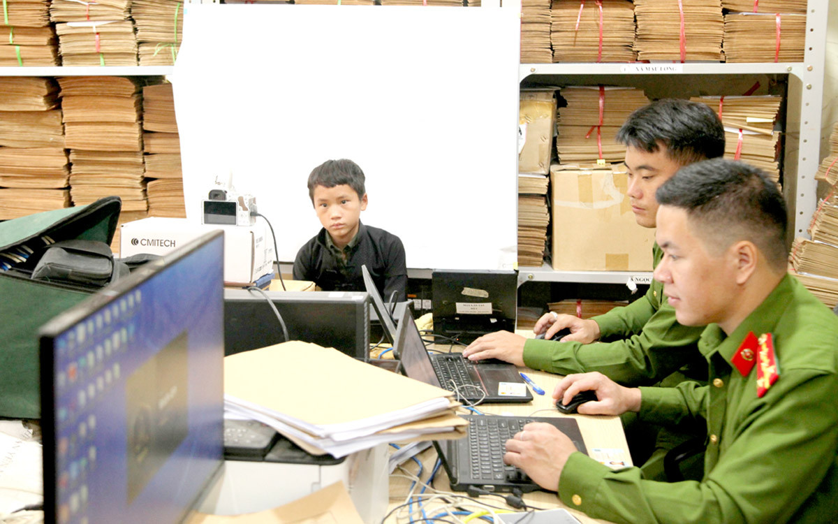 Công an huyện Yên Minh cấp Căn cước công dân cho trẻ em.