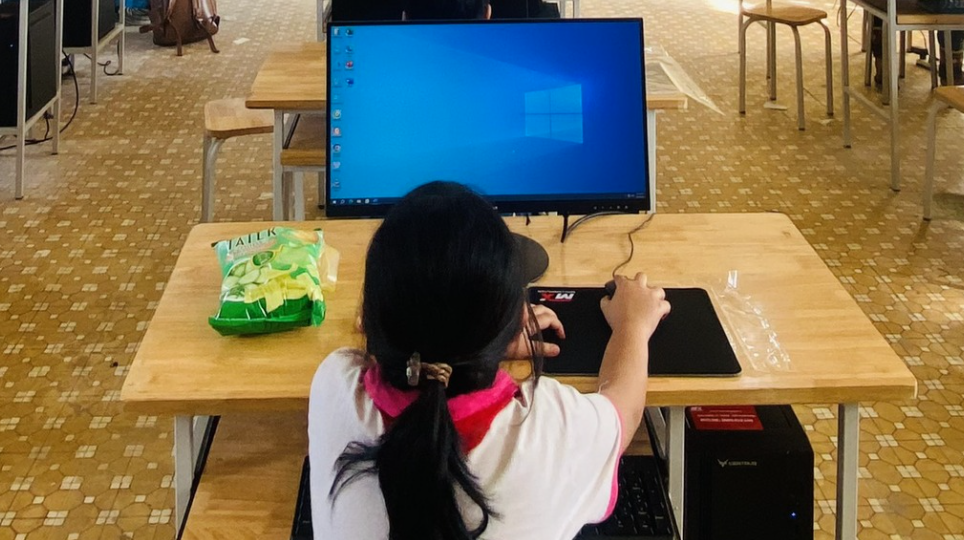 trẻ em trên mạng