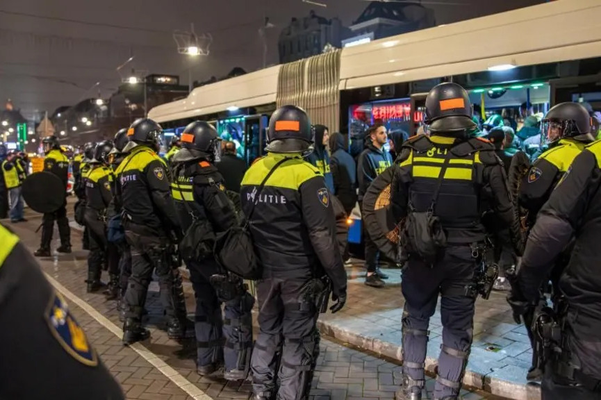 canh sat Ha Lan bao ve cong dong vien Israel.jpg