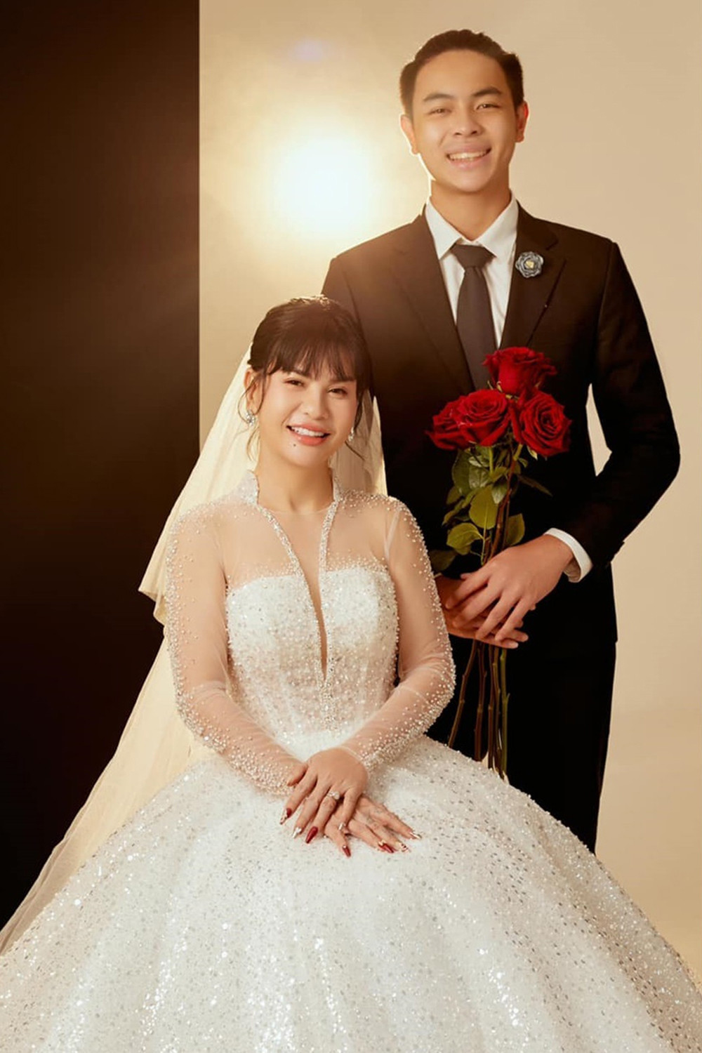 cat phuong chup cung Bom_con trai vơi chong cu Thai Hoa.jpg