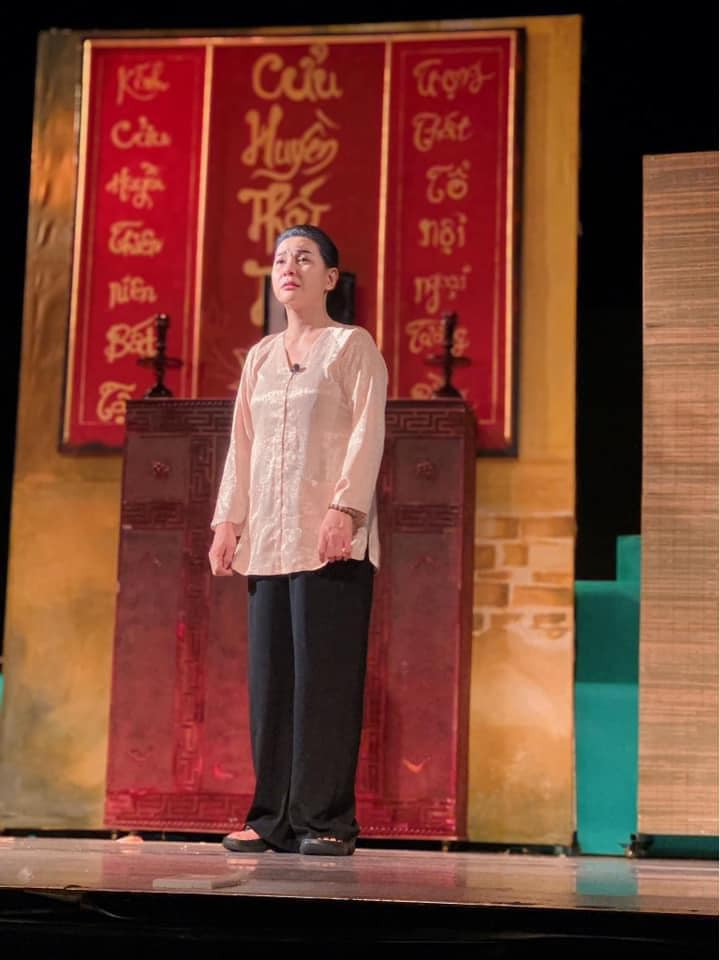 Cat Phương tren san khau.jpg