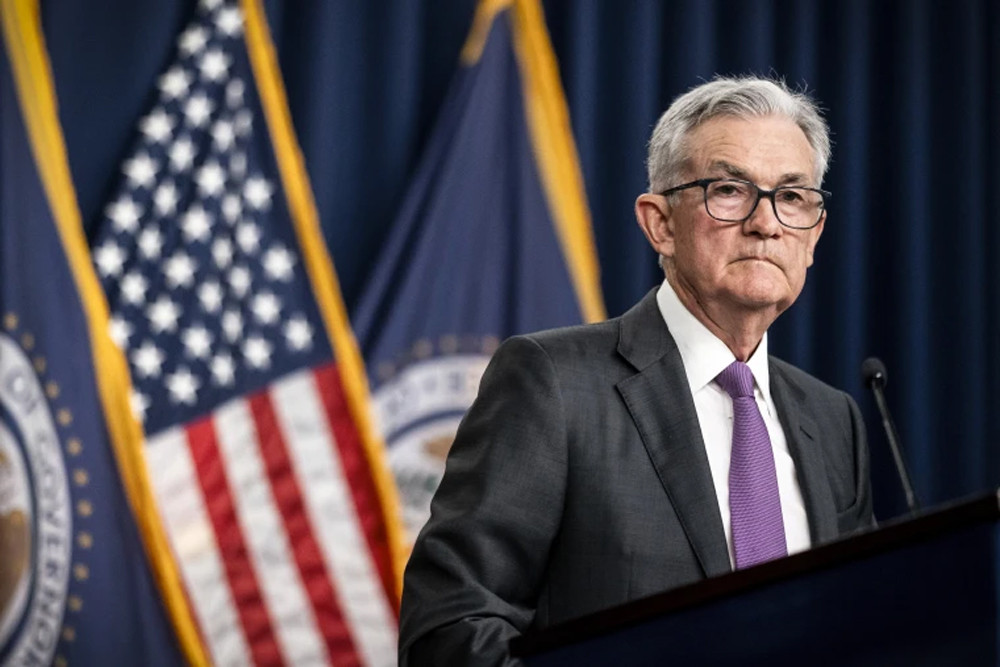 Fed tiếp tục giảm lãi suất, giá vàng tăng vọt trở lại, chứng khoán lập đỉnh 1 FedPowell NBC.jpg