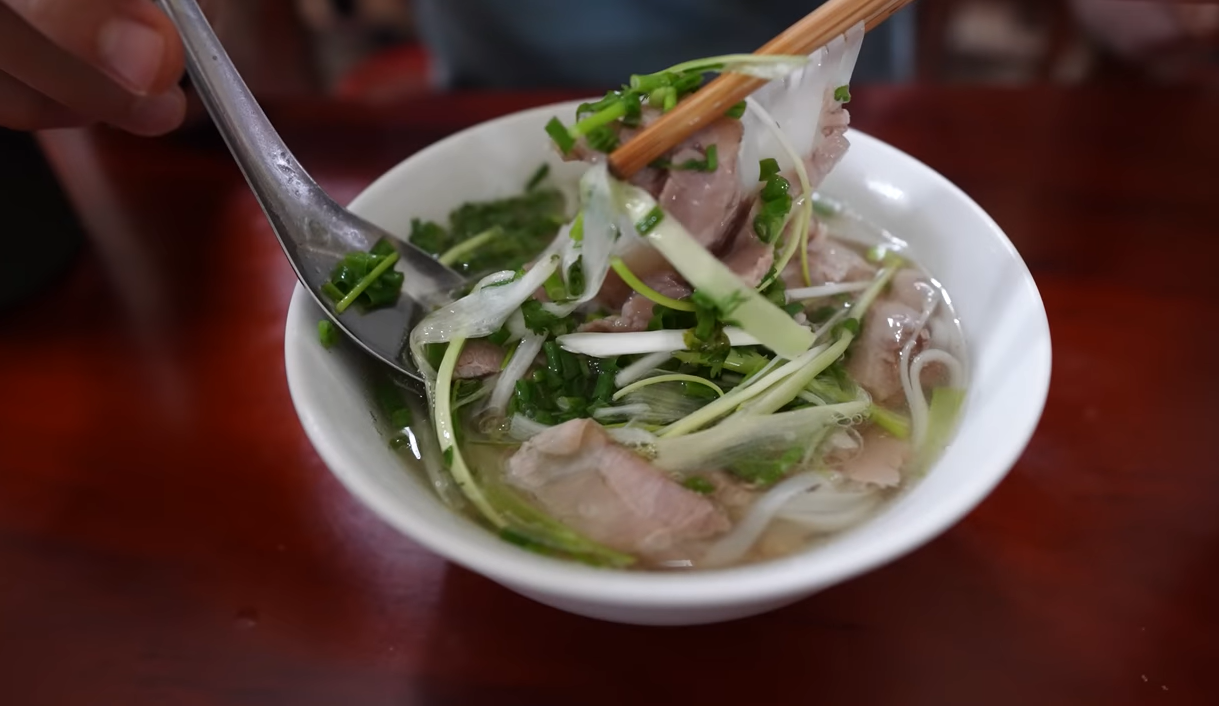 khach tay an pho Ha Noi 2.png