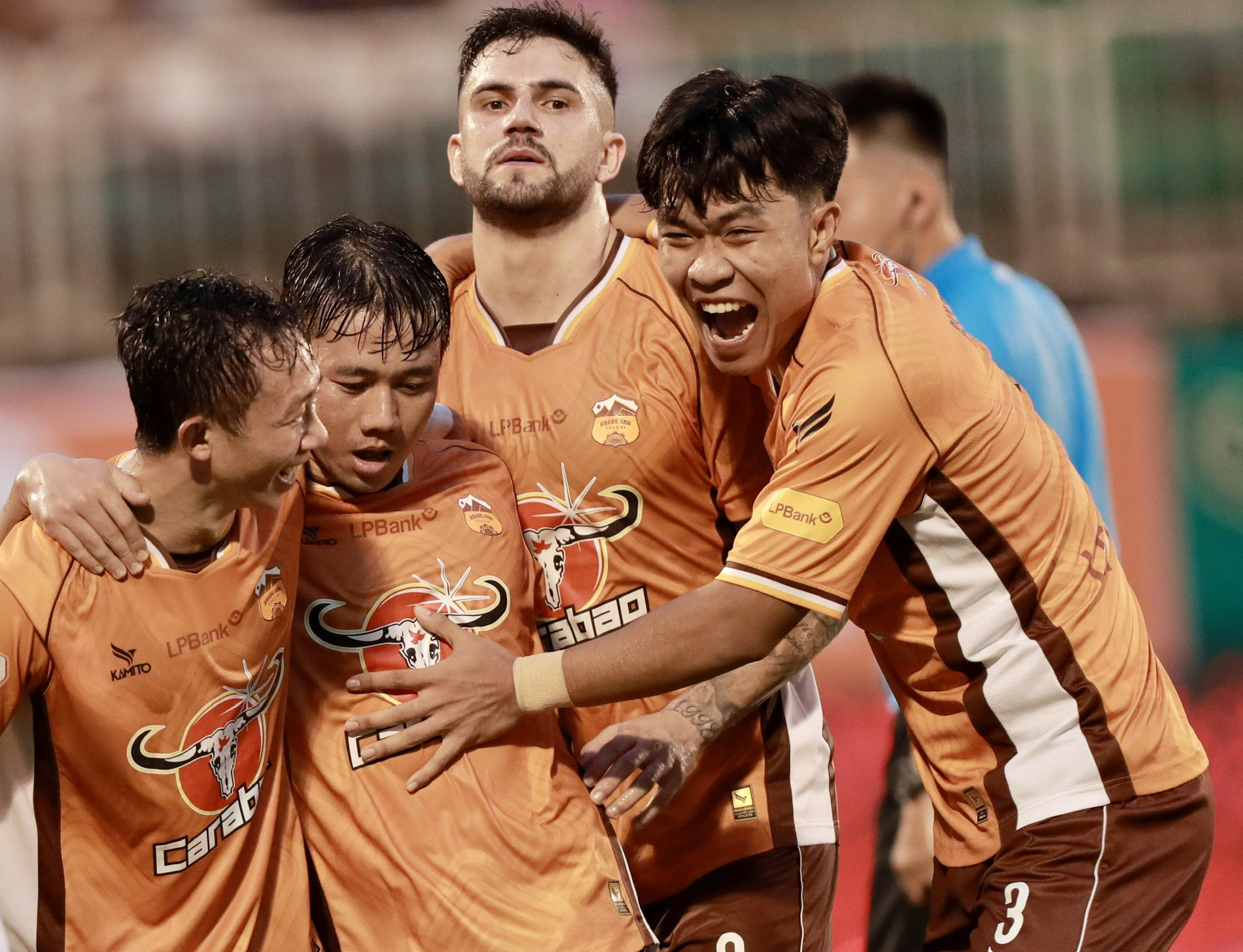 HAGL bị chê xấu xí khi lên đầu bảng V-League: Tại ai?