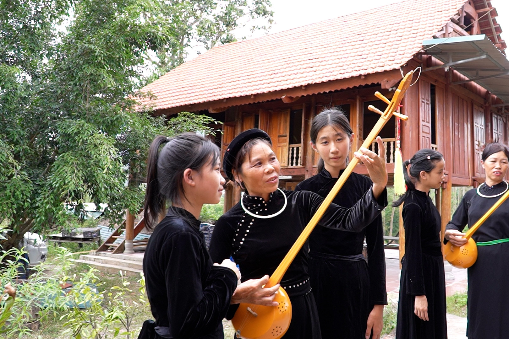 Sơn Động chú trọng trao truyền cho giới trẻ di sản hát Then