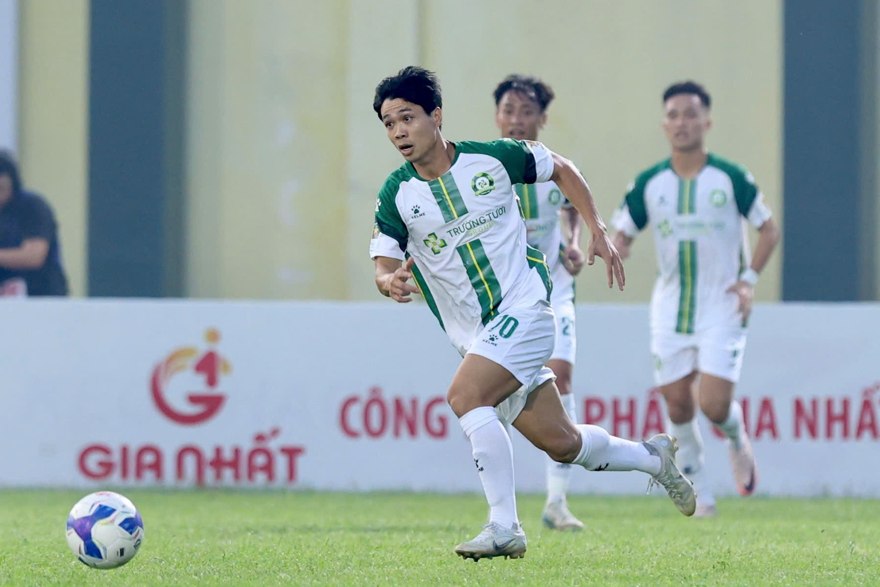 Đội bóng của Công Phượng tiếp tục thắng trận