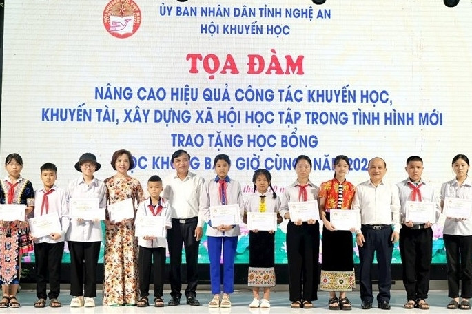 40 cá nhân tiêu biểu được trao học bổng “Học không bao giờ cùng”