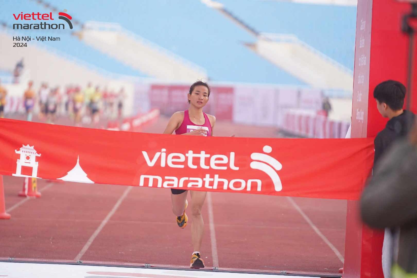 Nguyễn Thị Oanh phá sâu kỷ lục marathon quốc gia