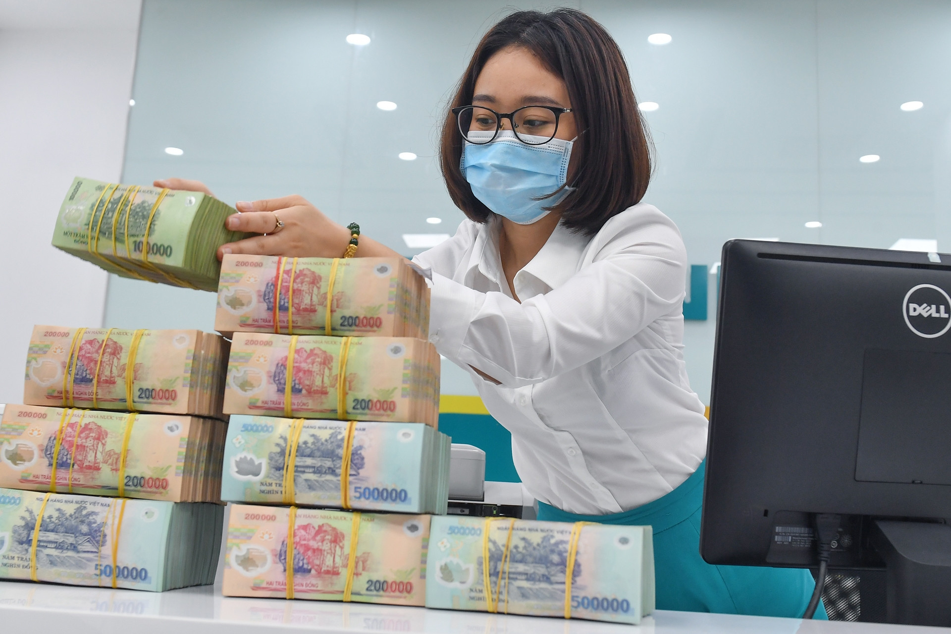 Lãi suất ngân hàng hôm nay 10/12/2024: Loạt nhà băng ồ ạt tăng lãi suất
