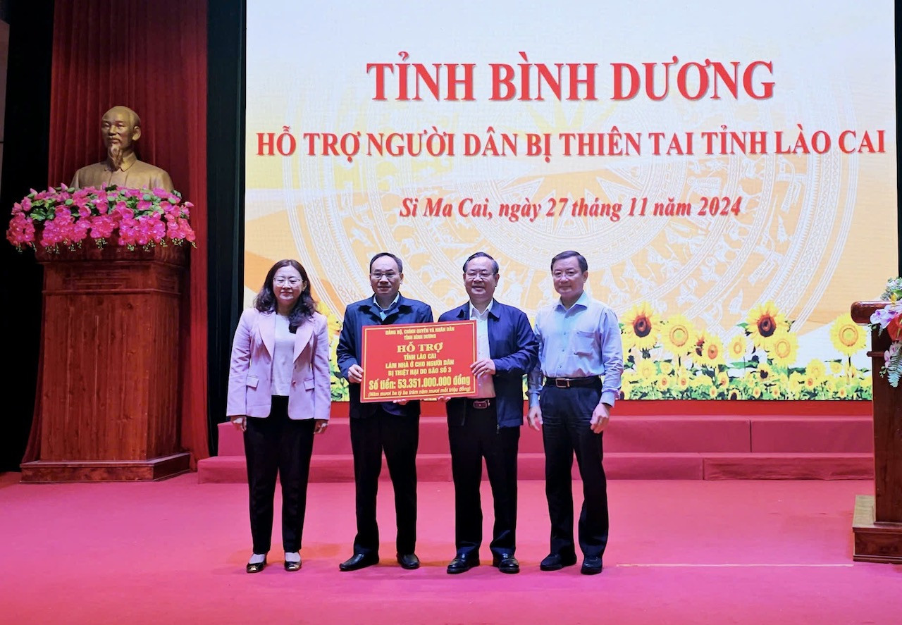 Binh Duong trao tang.jpg