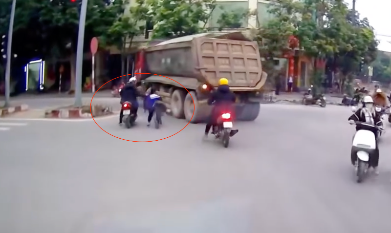 Hành động dứt khoát của người đi xe máy đã cứu cháu bé thoát khỏi bánh xe  ben