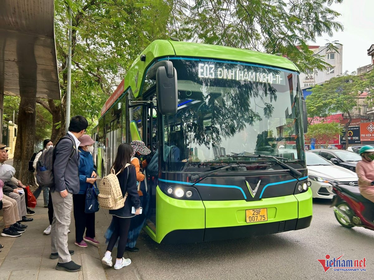 W-47 buýt điện Hà Nội.jpg