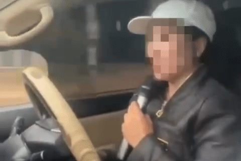 Công an làm việc với người phụ nữ vừa lái ô tô vừa cầm mic hát karaoke