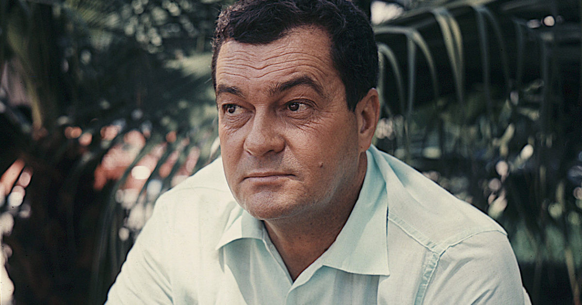 Tác giả Jose Mauro de Vasconcelos, ng từng trải qua tuổi thơ khó khăn ở Brazil.jpg