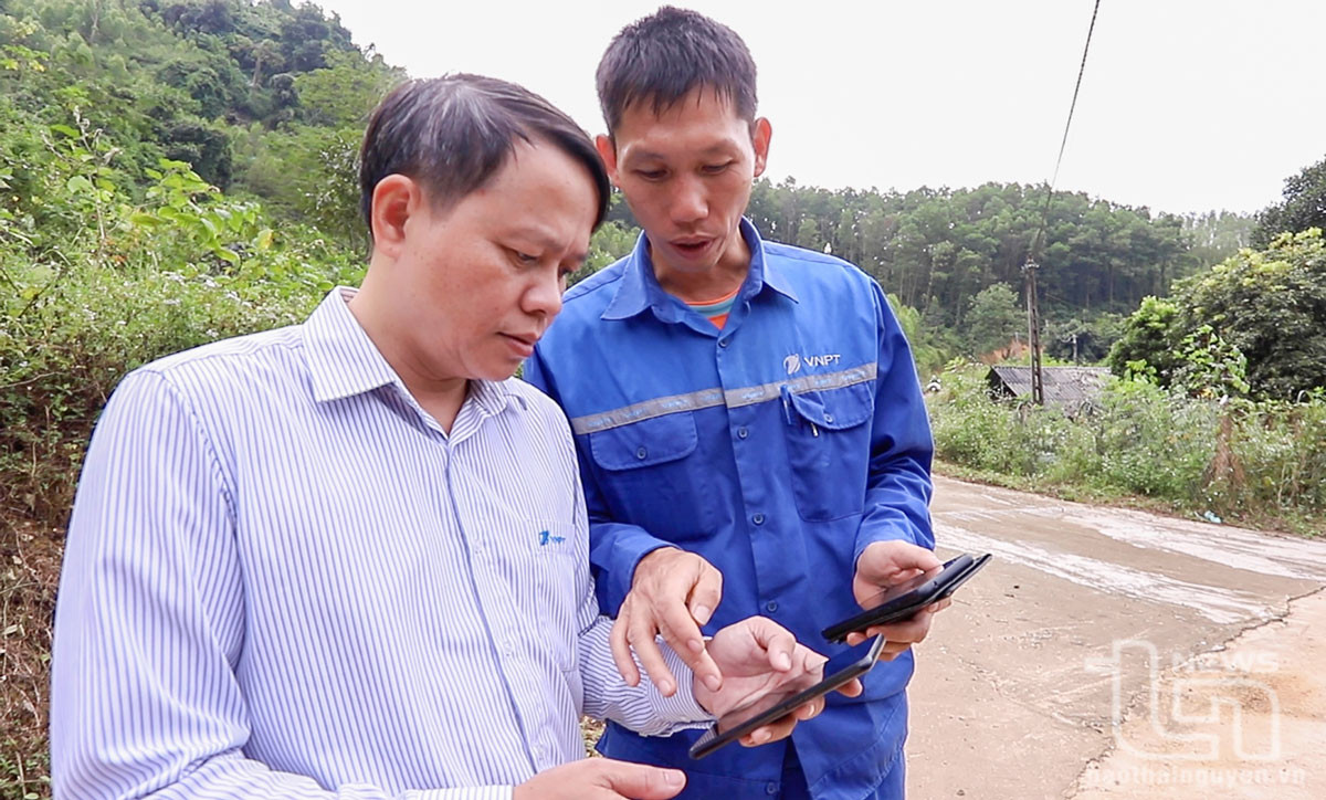 Cán bộ VNPT Thái Nguyên kiểm tra chất lượng Internet không dây băng thông rộng 4G tại xóm Na Sàng, xã Phú Đô (Phú Lương).