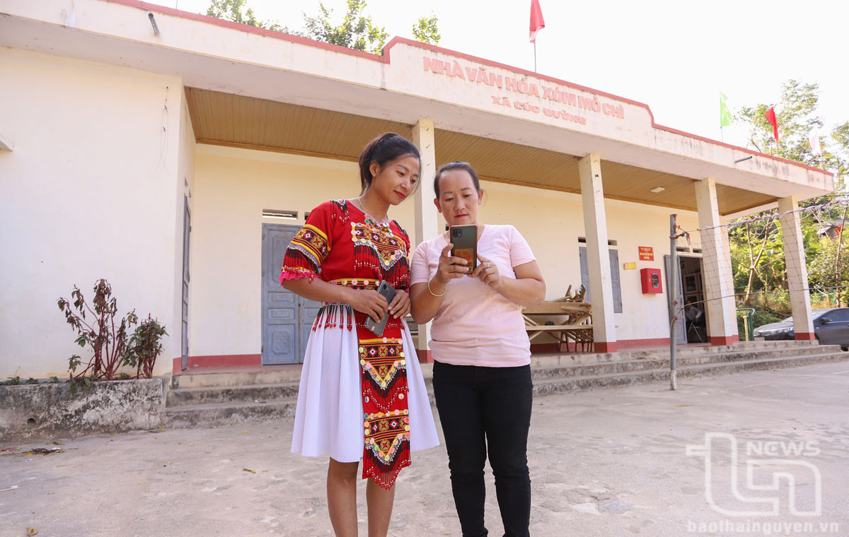 Bà con người dân tộc Mông ở xóm Mỏ Chì, xã Cúc Đường (Võ Nhai) vẫn phải đến nhà văn hóa xóm để kết nối sóng viễn thông di động.