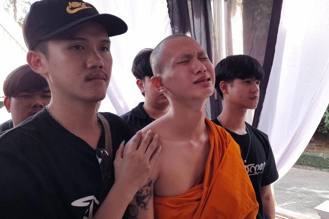 Bạn trai xuống tóc xuất gia, mẹ đau buồn vuốt di ảnh ca sĩ 20 tuổi vừa qua đời