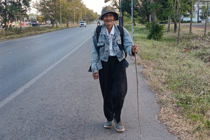 Cha 85 tuổi chống gậy đi hàng trăm km tìm con trai xa nhà gần 10 năm