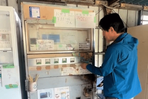 Chiếc máy bán cơm tự động '52 tuổi' hút khách đến trải nghiệm
