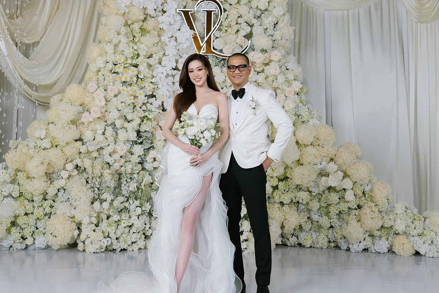 Cô dâu Khánh Vân lộ diện bên chú rể hơn 17 tuổi, tiệc cưới lung linh đón khách