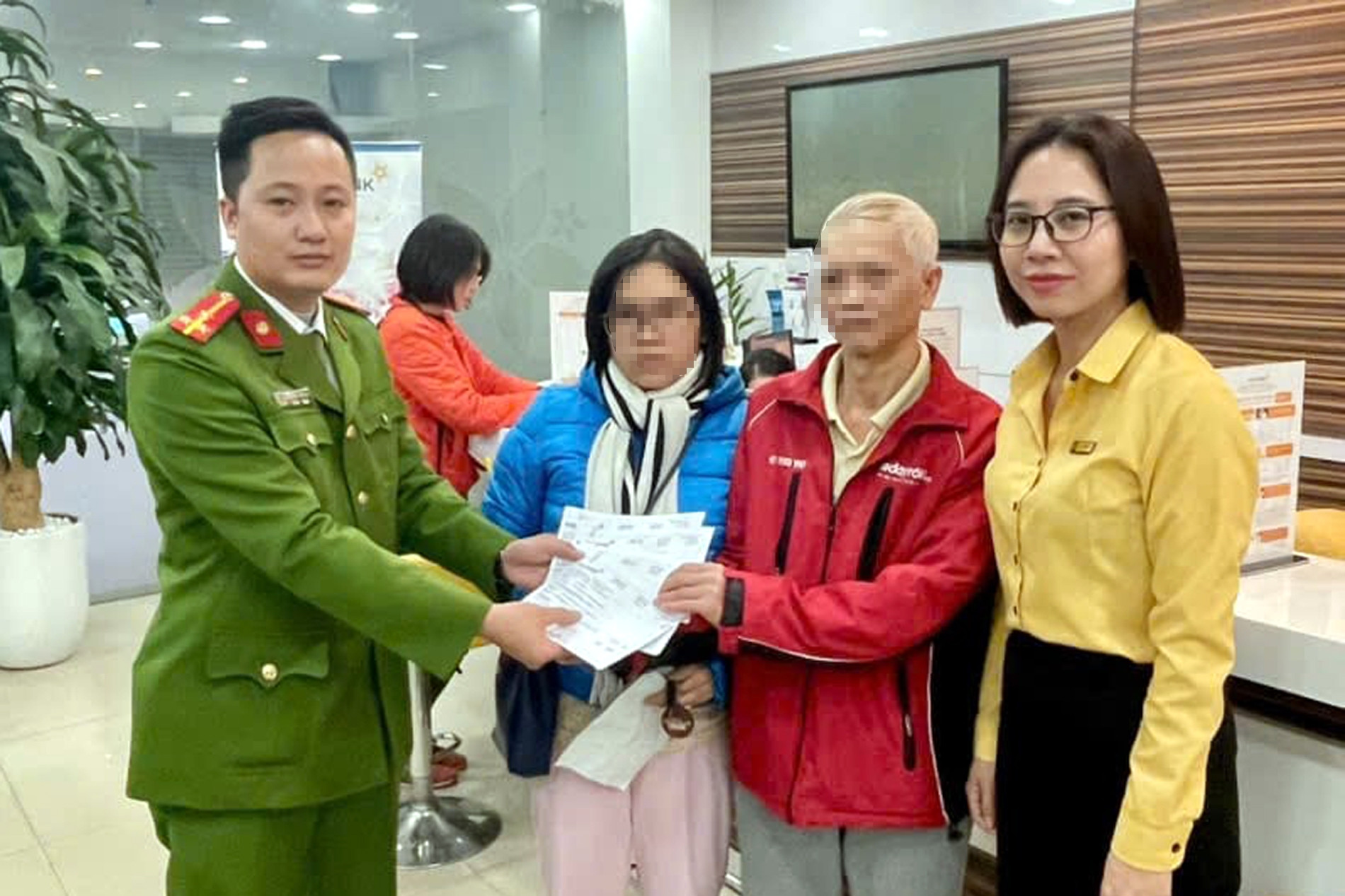 Cụ ông ở Hà Nội suýt mất 500 triệu đồng vì kẻ giả danh công an