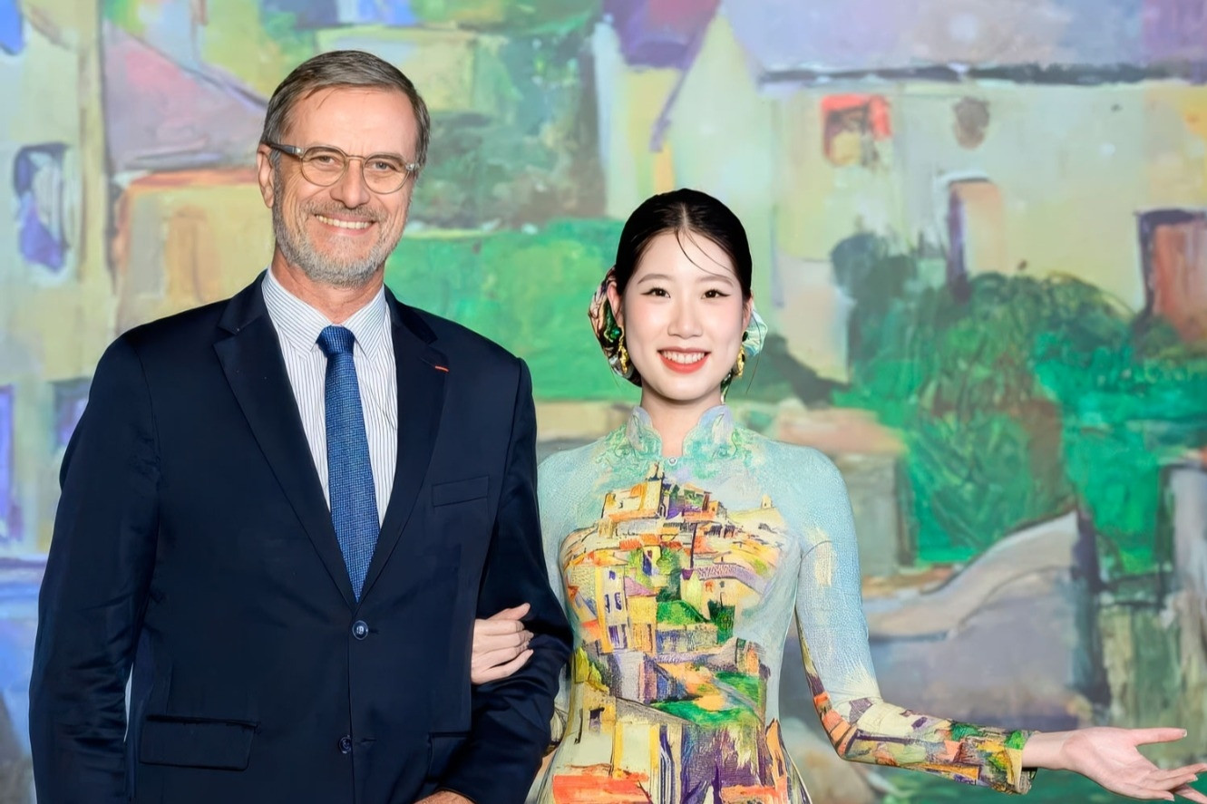 Đại sứ các nước quảng bá áo dài Việt Nam lấy cảm hứng từ những bức họa nổi tiếng